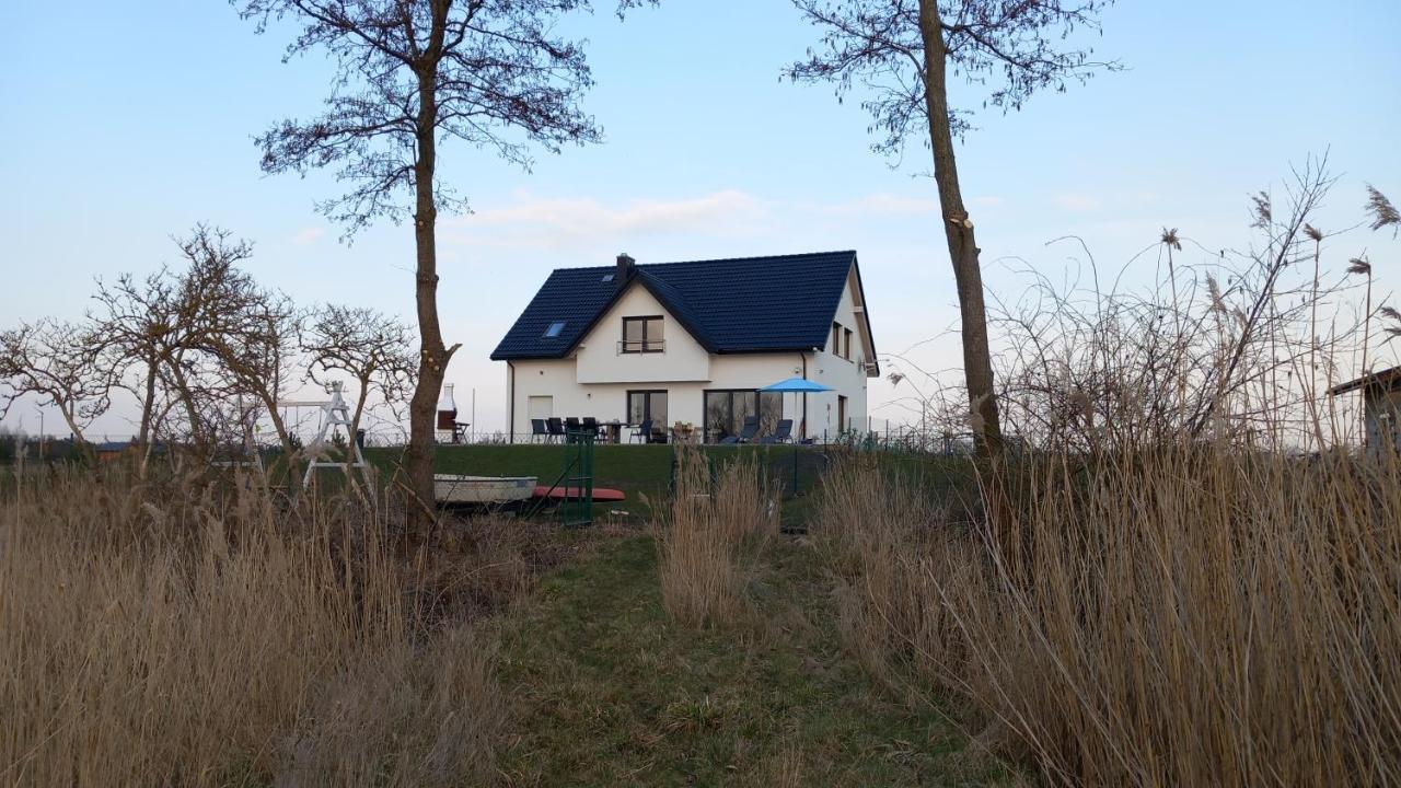 Villa Koprowo - Mit Direktem Seezugang, Sauna & Whirlpool Zastan Exterior photo