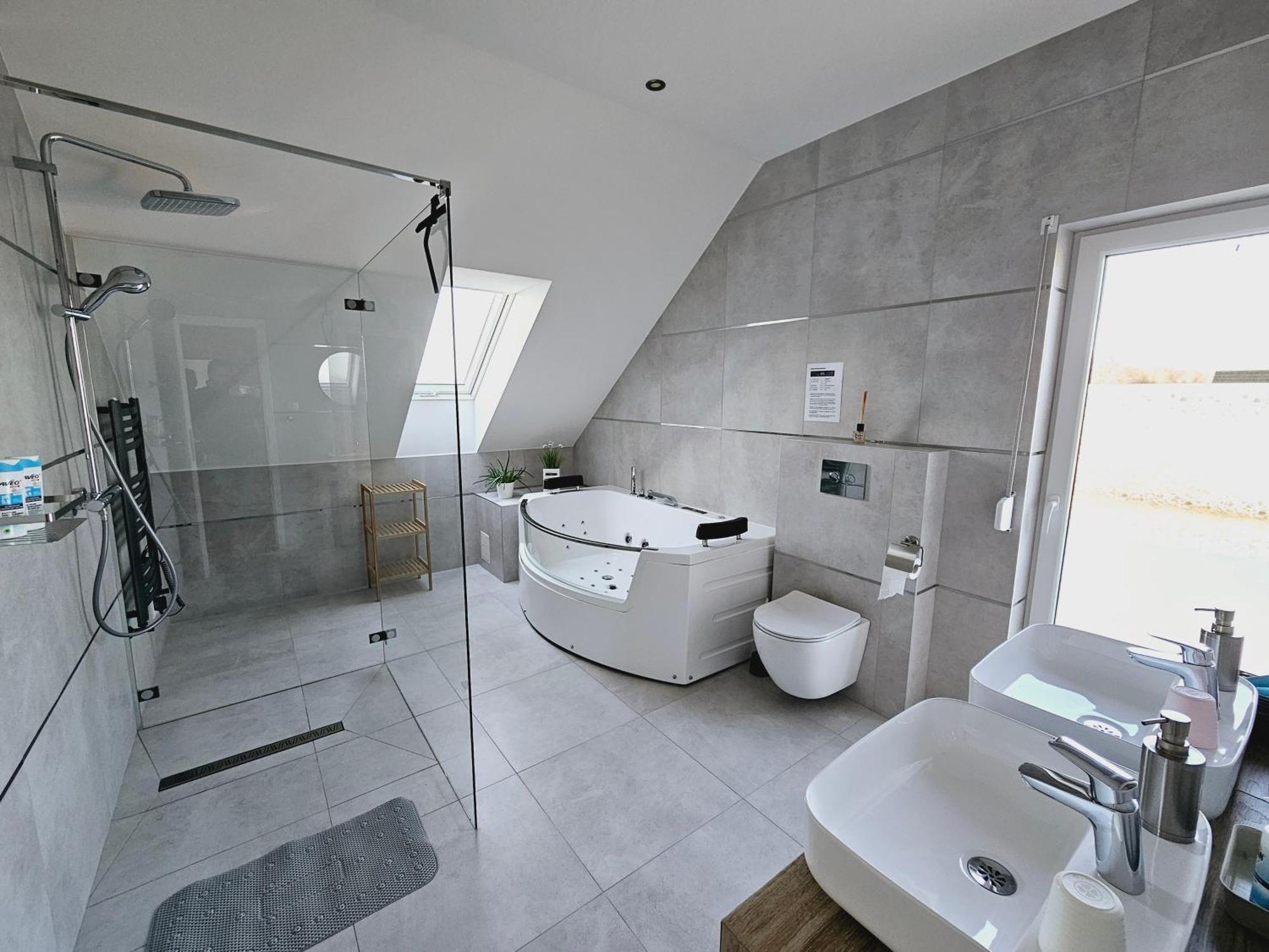 Villa Koprowo - Mit Direktem Seezugang, Sauna & Whirlpool Zastan Exterior photo